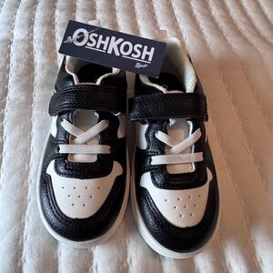 OshKosh B'gosh toddler size 9 Sneakers in Black and White